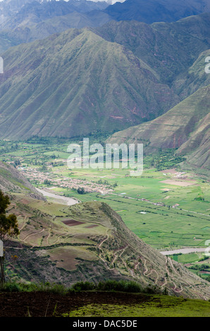 Switchback Weg Weg herauf die Seite der Anden bergige Landschaft Fluss Ackerland im Heiligen Tal in der Nähe von Maras, Peru. Stockfoto