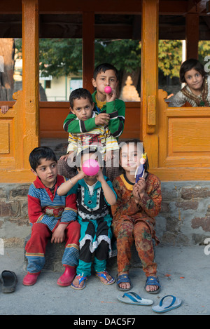 Eine Gruppe von Gaddi Stamm Kinder posieren für die Kamera in Bharmour, Himachal Pradesh, Indien Stockfoto