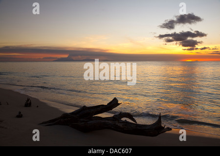 Goldener Sonnenuntergang nach einem Montserrat Vulkanausbruch von Antigua, die Insel Redonda am Horizont gesehen. Stockfoto