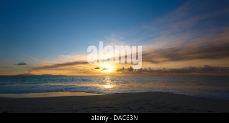 Goldener Sonnenuntergang nach einem Montserrat Vulkanausbruch von Antigua, die Insel Redonda am Horizont gesehen. Stockfoto