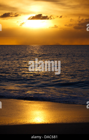 Schöner Sonnenuntergang nach einem Montserrat Vulkanausbruch von Antigua, einem Strand im Vordergrund zu sehen. Stockfoto