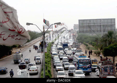 Eine große Anzahl von Fahrzeugen gesehen stecken im Stau auf der belebtesten Straße von Karachi, Shahrah-e-Faisal am Mittwoch, 10. Juli 2013. Stockfoto