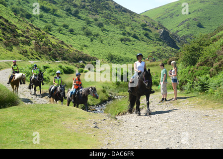 Pferd Reiten Pony trekking in Carding Mill Valley auf der langen Mynd Shropshire Hügel Uk Stockfoto