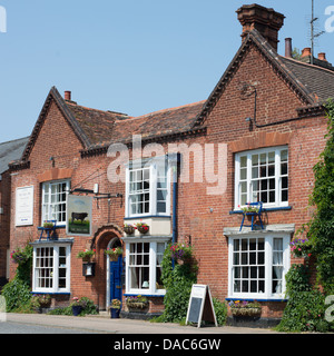 Das Exterieur des Bull Inn, ein Adnams Pub im Dorf Cavendish in Suffolk, England. Stockfoto