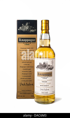 Eine Flasche Knappogue single malt Irish Whiskey, mit der Geschenkbox Stockfoto