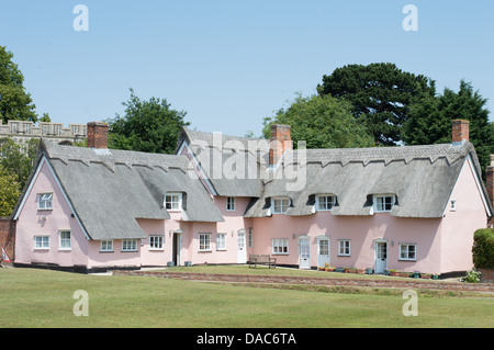 Große rosa strohgedeckten Cottages in Cavendish, Suffolk, England. Stockfoto