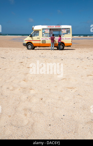 Eine Kellys Cornish Eis Van auf Harlyn Bay Cornwall UK an einem sonnigen Sommertag mit Kunden kaufen ices Stockfoto