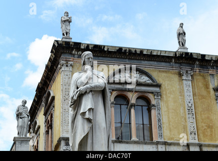 Verona Italien Dante-Statue in Piazza dei Signori Stockfoto