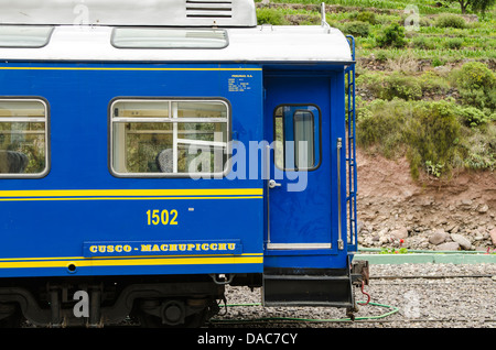 PeruRail Personenzug Auto Wagen am Bahnhof Ollanta Gleise in Ollantaytambo, Heiliges Tal, Peru. Stockfoto