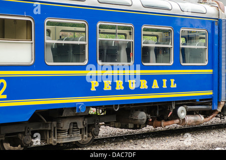 PeruRail Personenzug Auto Wagen am Bahnhof Ollanta Gleise in Ollantaytambo, Heiliges Tal, Peru. Stockfoto