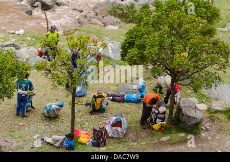 Wanderführer warten an der Inka Trail Spitze entlang des Vilcanota River in der Nähe von Ollantaytambo, Scared Tal, Peru. Stockfoto