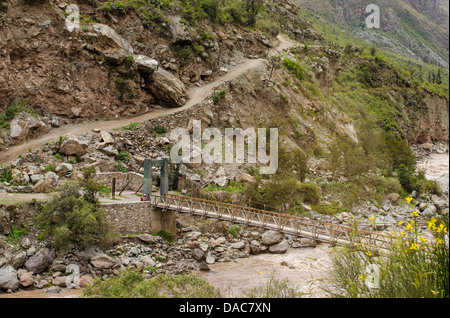 Der Inka-Trail Kopf Fussgängerbrücke entlang des Vilcanota River in der Nähe von Ollantaytambo, Scared Tal, Peru. Stockfoto