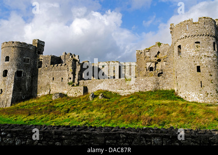 Die Südwand Fassade zerstört im Bürgerkrieg von der Mitte der 1600er weist noch die Kraft und Eleganz von Carew Castle Stockfoto