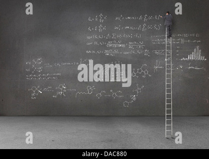 Geschäftsmann auf einem riesigen Leiter stehend und schreiben Mathe Gleichungen Stockfoto