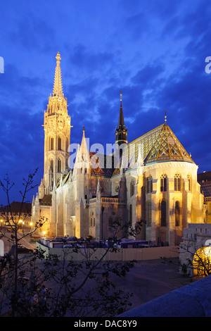 Matthias-Kirche in der Abenddämmerung, Budapest, Ungarn Stockfoto