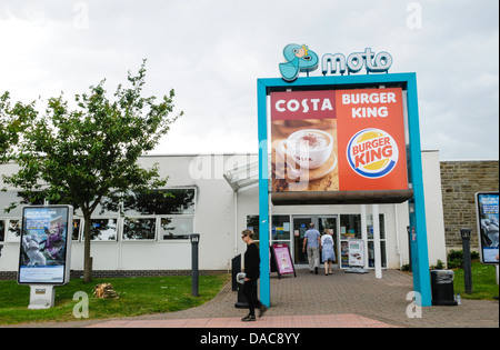 Großen Moto, Costa und Burger King unterzeichnen am Eingang eine Autobahnraststätte mit einer Frau zu Fuß vorbei an Aust Dienstleistungen Stockfoto