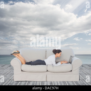 Geschäftsfrau auf couch Stockfoto