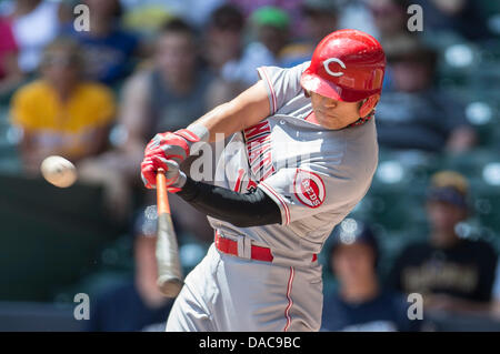 Milwaukee, Wisconsin, USA. 10. Juli 2013. 10. Juli 2013: Cincinnati Reds Center Fielder verdoppelt Shin-soo Choo #17 aus der Major League Baseball Game zwischen den Milwaukee Brewers und den Cincinnati Reds im Miller Park in Milwaukee, Wisconsin zu führen. Reds führen die Brauer 2-1 im 2. Inning. John Fisher/CSM. Bildnachweis: Csm/Alamy Live-Nachrichten Stockfoto