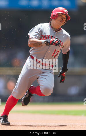 Milwaukee, Wisconsin, USA. 10. Juli 2013. 10. Juli 2013: Cincinnati Reds Center Fielder Shin-soo Choo #17 Punkte vom zweiten Base auf einem einzigen während der Major League Baseball Spiel zwischen den Milwaukee Brewers und den Cincinnati Reds im Miller Park in Milwaukee, Wisconsin. Reds führen die Brauer 2-1 im 2. Inning. John Fisher/CSM. Bildnachweis: Csm/Alamy Live-Nachrichten Stockfoto