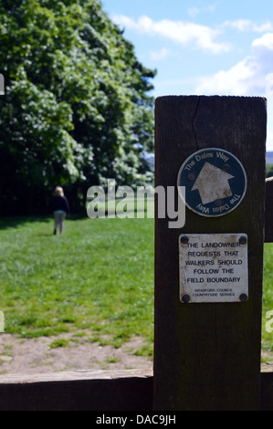 Wegweiser aus Holz in der Nähe von Addingham auf den Dales so Long Distance Fußweg Wharfedale Yorkshire Stockfoto