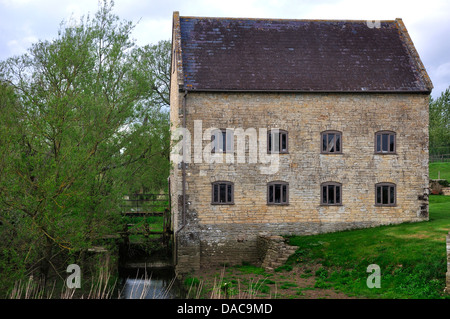 Eine alte Mühle am Fluss Stour Dorset UK Stockfoto