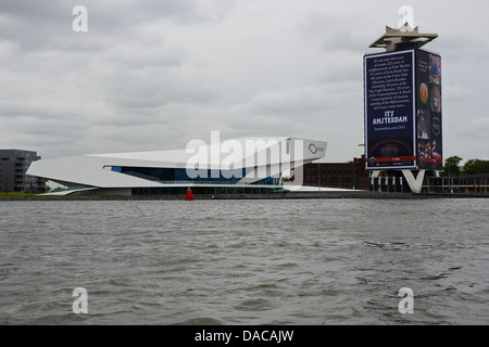 Blick auf Hausbooten, alte Grachtenhäuser und Handelshaus, Amsterdam, Holland, Niederlande Stockfoto