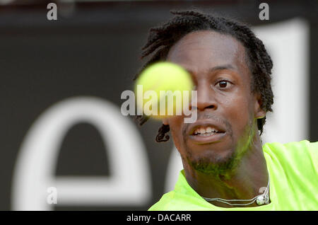 Gael Monfils Frankreichs spielt den Ball in der zweiten Runde gegen Florian Mayer von Deutschland während des ATP-Turniers in Stuttgart, Deutschland, 10. Juli 2013. Foto: Marjan Murat Stockfoto