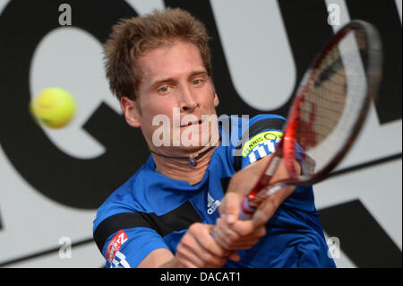 Florian Mayer von Deutschland spielt den Ball in der zweiten Runde gegen Gael Monfils Frankreichs während des ATP-Turniers in Stuttgart, Deutschland, 10. Juli 2013. Foto: Marjan Murat Stockfoto