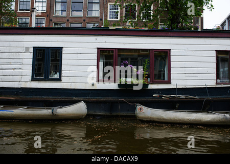 Blick auf Hausbooten, alte Grachtenhäuser und Handelshaus, Amsterdam, Holland, Niederlande Stockfoto