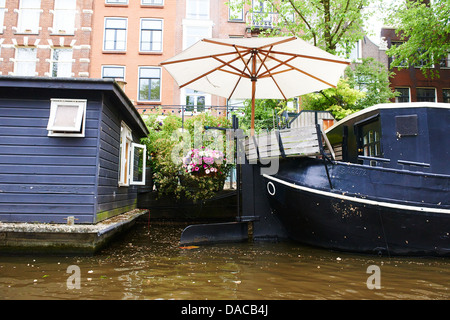 Blick auf Hausbooten, alte Grachtenhäuser und Handelshaus, Amsterdam, Holland, Niederlande Stockfoto