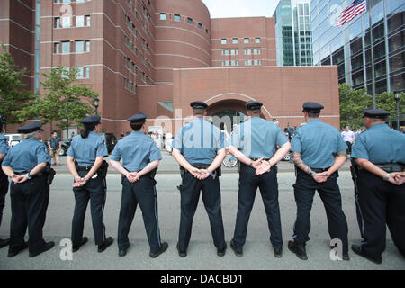 Boston, Massachusetts, USA. 10. Juli 2013. Mitglieder des Fachbereichs MIT Polizei stehen außerhalb Moakley Bundesgerichts in Boston, Massachusetts auf Mittwoch, 10. Juli 2013 für die Anklage der Boston Marathon Bombardierung vermuten Dzhokhar Tsarnaev. MIT Officer Sean Collier wurde von der Boston-Marathon-Bomber getötet. Bildnachweis: Nicolaus Czarnecki/METRO US/ZUMAPRESS.com/Alamy Live-Nachrichten Stockfoto