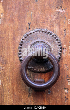 Alten Türklopfer an einer alten Tür in San Gimignano in der Toskana Stockfoto