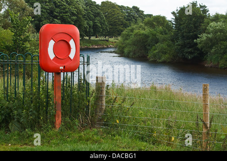 roten Rettungsring in einem Flussufer an lokalen park Stockfoto