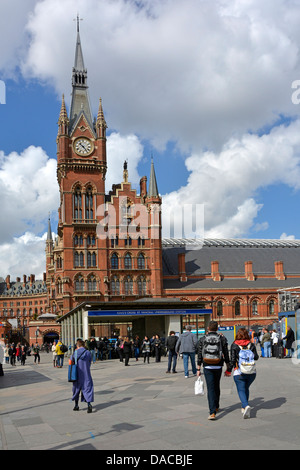 Eingang zur u-Bahn-Station Kings Cross St Pancras mit dem Uhrturm über Stockfoto