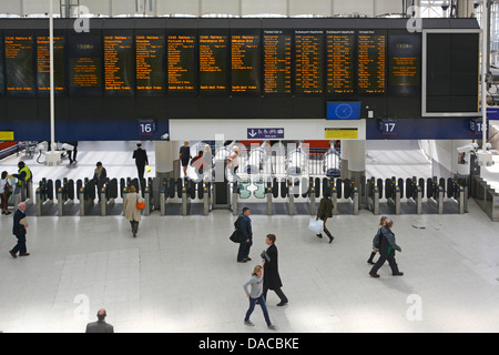 Waterloo Railway Station an- und Abreise Informationstafeln über automatisierte Ticket Barrieren Stockfoto