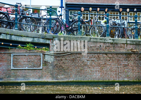 Blick auf Hausbooten, alte Grachtenhäuser und Handelshaus, Amsterdam, Holland, Niederlande Stockfoto