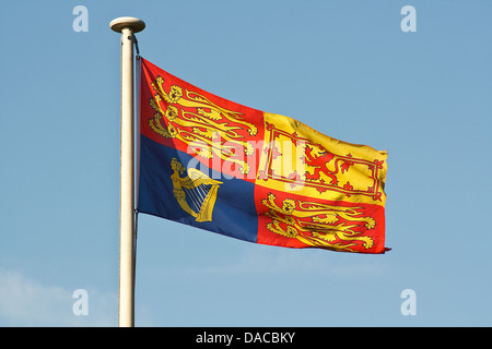 Die traditionelle Royal Standard-Flagge Wellen im Wind am Fahnenmast Stockfoto