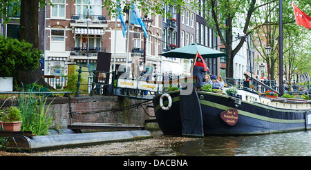 Blick auf Hausbooten, alte Grachtenhäuser und Handelshaus, Amsterdam, Holland, Niederlande Stockfoto