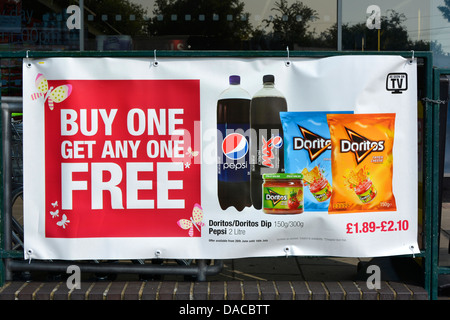 Banner auf Geländern vor dem örtlichen Supermarkt, der für „Buy One Get One“ wirbt, Sonderangebote für Speisen und Getränke (Jahresdatum entfernt) England Großbritannien Stockfoto