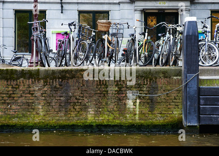 Blick auf Hausbooten, alte Grachtenhäuser und Handelshaus, Amsterdam, Holland, Niederlande Stockfoto