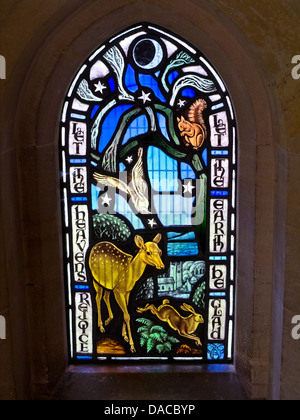 Zeitgenössische Glasfenster im Lande Pfarrkirche mit einer Vielzahl von tierischen Landleben Stockfoto