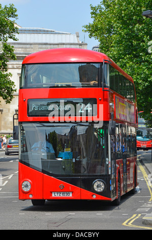 Neuer 2012 Londoner roter Doppeldeckerbus mit offenem Oberdeck, der auf der Route 24 am Trafalgar Square, England, als Routemaster- oder Boris-Bus bezeichnet wird Stockfoto