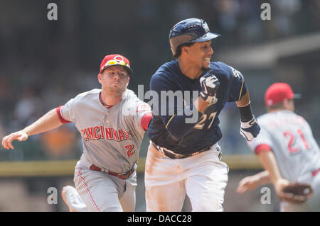 Milwaukee, Wisconsin, USA. 10. Juli 2013. 10. Juli 2013: Cincinnati Reds Shortstop Zack Cozart #2 Stichwörter aus Milwaukee Brewers Center Fielder Carlos Gomez #27 in einem Lauf nach unten zwischen den zweiten und dritten Base im 4. Inning während der Major League Baseball Spiel zwischen den Milwaukee Brewers und den Cincinnati Reds im Miller Park in Milwaukee, Wisconsin. Reds führen die Brauer 4-1 im 5. Inning. John Fisher/CSM. Bildnachweis: Csm/Alamy Live-Nachrichten Stockfoto