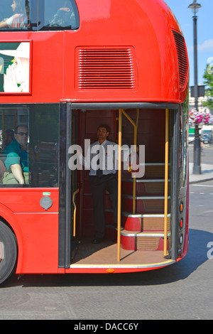 Bus-Dirigent der Hop-on Hop-off-Plattform des neuen London Doppeldecker Boris Routemaster bus Stockfoto