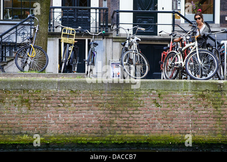 Blick auf Hausbooten, alte Grachtenhäuser und Handelshaus, Amsterdam, Holland, Niederlande Stockfoto