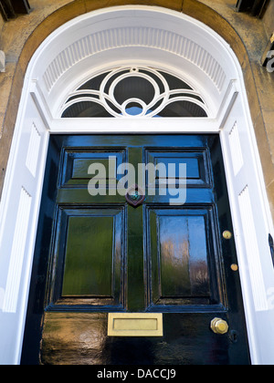 Eine imposante schwarze getäfelten georgischen Haustür "Nr. 1" mit traditionellen Messing Beschläge London England UK Stockfoto