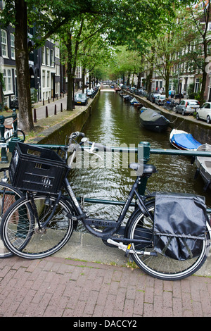 Blick auf Hausbooten, alte Grachtenhäuser und Handelshaus, Amsterdam, Holland, Niederlande Stockfoto