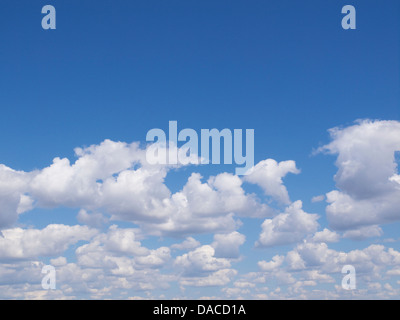 Blauer Himmel mit schöne Wolken in der unteren Hälfte des Bildes in der Algarve, Portugal fotografiert Stockfoto