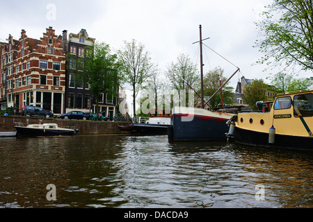 Blick auf Hausbooten, alte Grachtenhäuser und Handelshaus, Amsterdam, Holland, Niederlande Stockfoto