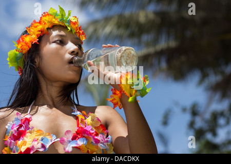 Frau trinkt Wasser aus der Flasche Stockfoto